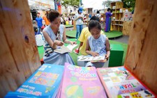 Bỏ điện thoại xuống, chơi với con đi!