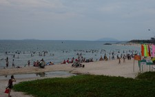 Thời tiết mát mẻ, du khách tấp nập đổ về biển Phan Thiết