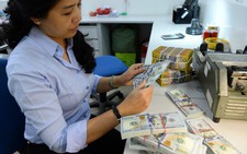 Giá USD tự do và USD ngân hàng gần san bằng khoảng cách