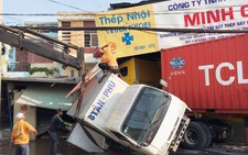 Tài xế buồn ngủ, xe container tông sập nhà dân lúc rạng sáng