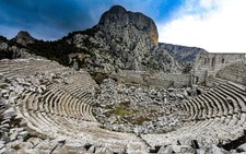 Nghe gió, ngắm mây trên những cổng đá ngàn năm của Termessos