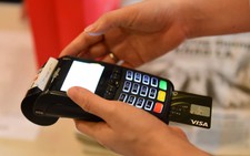 Ví và điện thoại, bạn chọn mang cái nào khi ra đường?