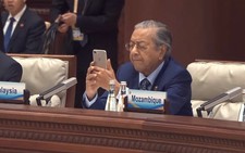 Thủ tướng Malaysia thú nhận được cô bé 10 tuổi dạy dùng thiết bị điện tử