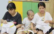Vừa học thêu vừa chăm con bệnh