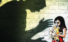 Bắt hàng xóm 52 tuổi nghi nhiều lần hiếp dâm bé gái lớp 5