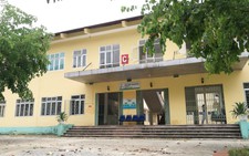 Yêu cầu nữ bệnh nhân 13 tuổi cởi quần để chụp X-quang... ngực