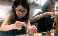 Rời công sở cuối tuần, dân văn phòng Sài Gòn đi làm gốm, chế nước hoa