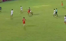 Video cầu thủ Hoàng Anh Gia Lai thoát phạt đền sau pha 'vật ngã' Merlo