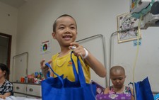 'Em có thích gấu bông không, chị đổi cho em này'