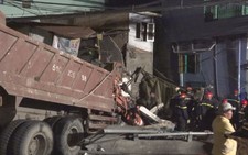 Kinh hoàng xe ben tông sập nhà dân trong đêm tại TP.HCM