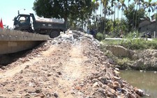 Dân bức xúc chặn lấp dòng kênh vì ô nhiễm môi trường
