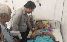 Cán bộ xã bị 'cát tặc' tông trọng thương khi làm nhiệm vụ