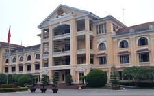 Thừa Thiên Huế cấm công chức đeo tai nghe xem phim trong giờ làm việc