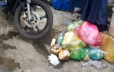 'Đi làm 7h30, xe rác 9h tới, tôi không để rác trước nhà thì để đâu?'