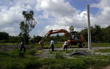Dân hò hét khi bị buộc khôi phục đất nông nghiệp phân lô trái phép