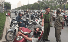Người đàn ông ôm chặt xe máy, lắc lư trên xa lộ Hà Nội... nghi ngáo đá
