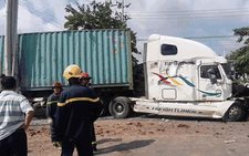 Kinh hoàng xe container húc ôtô bẹp dúm, 5 người tử vong