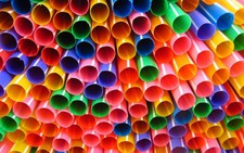 Canada cấm dùng ống hút, túi nylon từ năm 2021