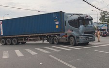 Xe container ôm cua cán chết nữ tạp vụ ở ngã tư “tử thần”
