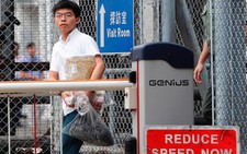 Nhà hoạt động sinh viên Hong Kong Hoàng Chi Phong ra tù