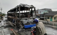 Xe khách cháy rụi trong đêm, hàng chục người may mắn thoát nạn