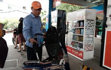 Giá xăng RON95 giảm hơn 1.000 đồng/lít
