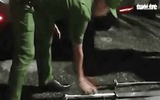 Video công an truy đuổi và chặn bắt ôtô chở hàng chục cây giáo mác