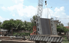 Video trục vớt nhịp cầu bị rớt dưới sông trong vụ sập cầu Tân Nghĩa