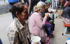 Bệnh nhân nghèo vui mừng rưng rưng tại 'phiên chợ 0 đồng'