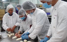 Muốn đóng Vua bánh mì, cả đoàn phim đi học làm bánh