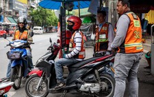 Xe ôm truyền thống và xe ôm Grab tử chiến tại Bangkok