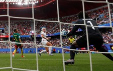 Video thủ môn Cameroon 'hồn nhiên' quên luật ở World Cup nữ 2019