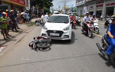 Tông và kéo lê xe cảnh sát cả cây số khi bị kiểm tra ma túy