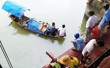 Lật thuyền đánh cá, hai bà cháu mất tích trên sông