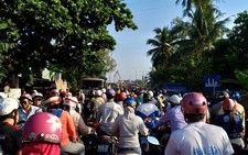 Thi công ngay giờ học sinh đi thi gây kẹt cầu, phụ huynh bức xúc