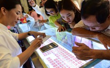 Giá vàng đang tăng bị USD chặn lại
