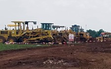 Xe múc trong công trình nổ bánh, 2 người chết