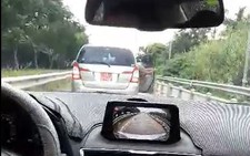 Xe biển đỏ lùi trên đường dẫn cao tốc là của Công ty Ba Son