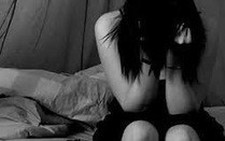 Một cô gái tố bị hiếp dâm trong ‘rạp’ chiếu phim