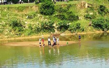 Mò hến trên sông, hai bố con chết đuối thương tâm