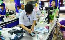 Thầy có mang thẻ ATM theo không?