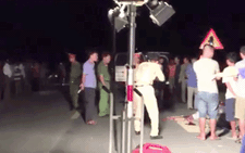 Video: Ôtô đâm xe đạp điện, cả 3 em nhỏ rơi xuống mương và tử vong tại chỗ