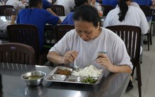 Nếu phát hiện bữa ăn ôi thiu, công nhân phản ánh ngay cho thành phố