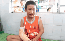 Video: Nhẫn tâm cướp tiền rồi đánh gãy tay cháu bé bán vé số 13 tuổi