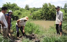 Bến Tre: Không chịu nổi ô nhiễm, người dân đào ống xả thải của trại vịt
