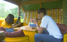 Nhiều điều độc lạ ở quán cà phê làm bằng rác thải ở Campuchia