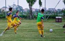 Tuyển U22 Việt Nam: Nỗ lực thích nghi với sân cỏ nhân tạo