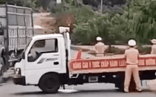 Xe chở gỗ tông thẳng xe cảnh sát: Tài xế bị điều tra tội 'giết người'