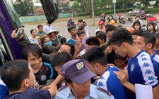 Quang Hải được bảo vệ kỹ, CĐV Bình Dương không thể xin chữ ký