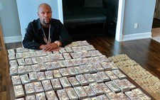 Sốc với clip USD xếp chồng chồng đầy bàn của võ sĩ Mayweather